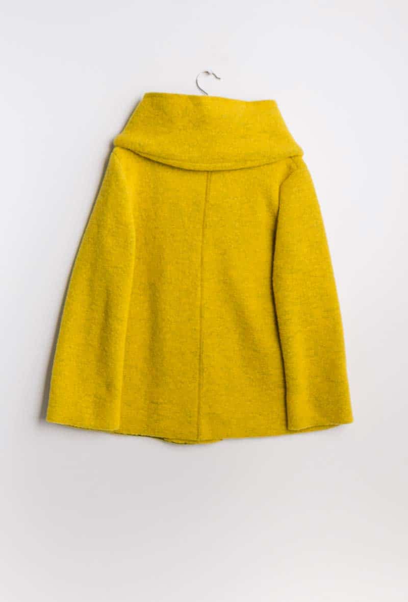 soilinne-veronique-berdeaux-manteau-court-style-laine-bouillie-jaune-vue-de-dos.jpg