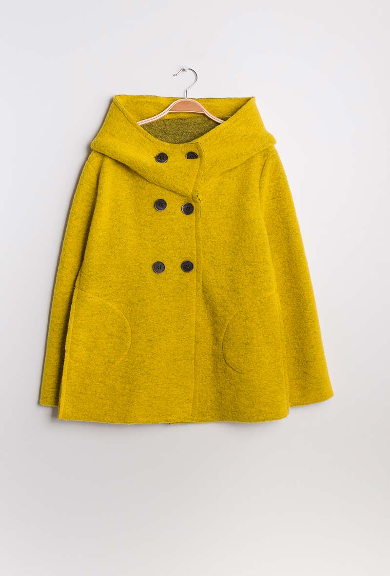 soilinne-veronique-berdeaux-manteau-court-style-laine-bouillie-jaune-vue-de-face.jpg