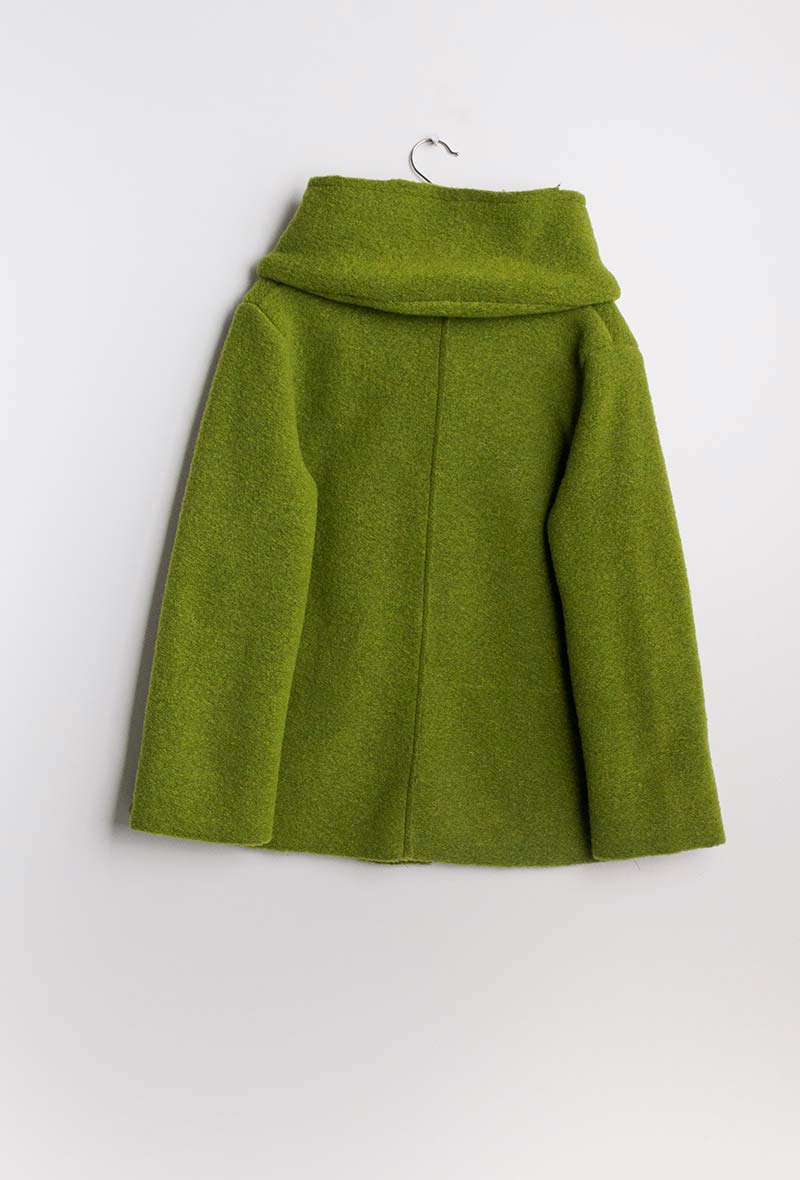 soilinne-veronique-berdeaux-manteau-court-style-laine-bouillie-vert-vue-de-dos.jpg