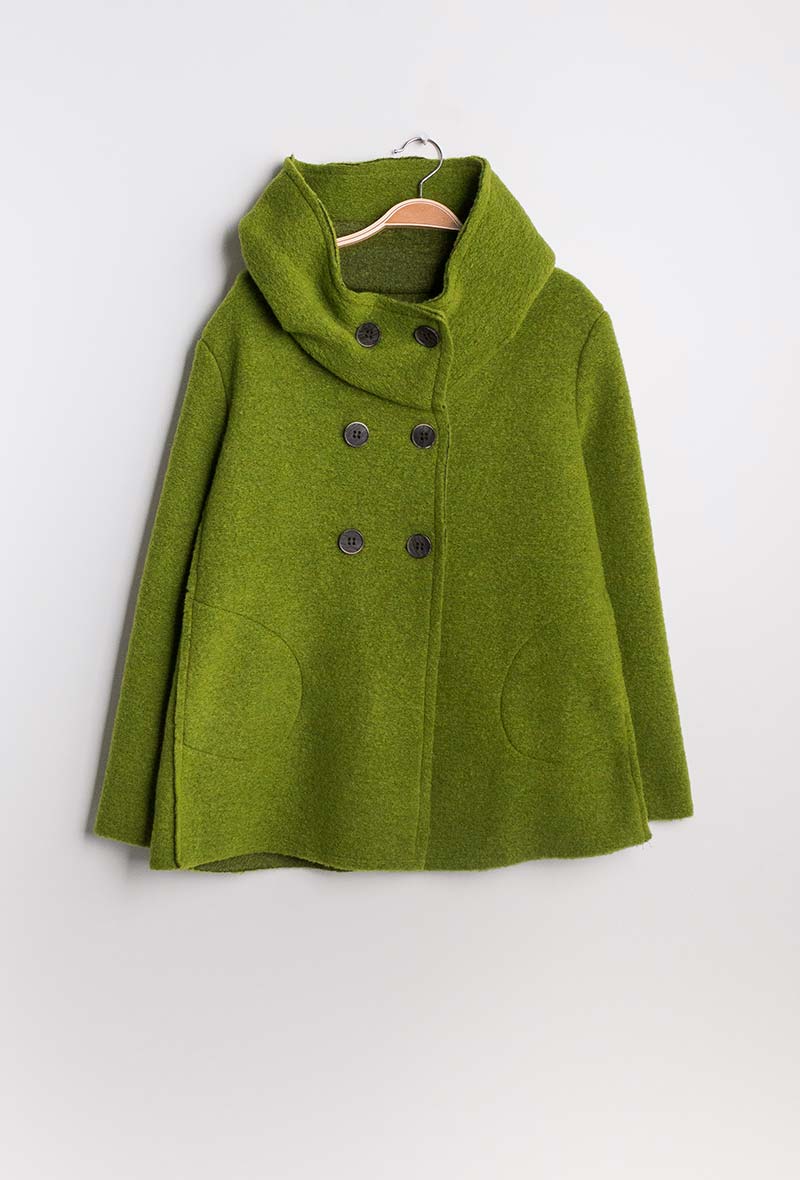 soilinne-veronique-berdeaux-manteau-court-style-laine-bouillie-vert-vue-de-face.jpg